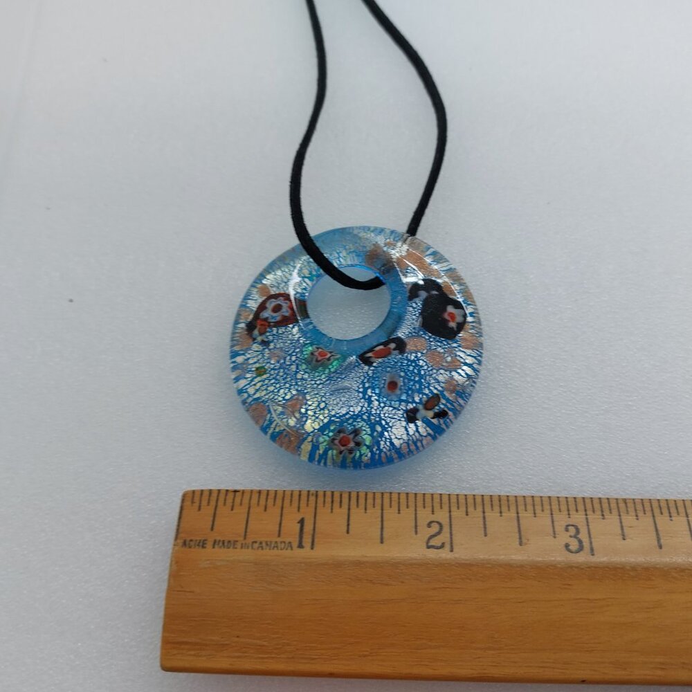 Necklace Pendant Round Floral Design With Metallic Silver Leaf Flecks Black Cord - Picture 7 of 8